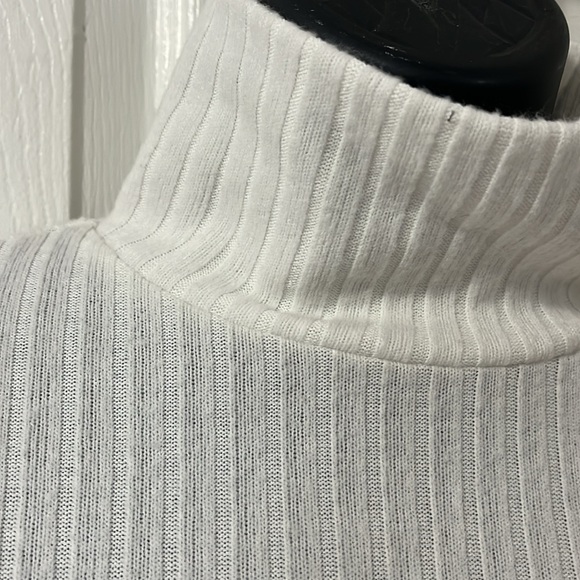 Cropped mock turtleneck - Picture 2 of 4